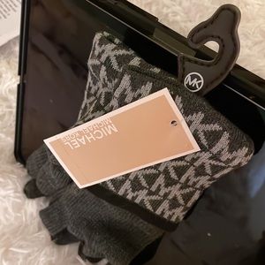 NWT MICHAEL KORS / MK Light winter GLOVES/MITTENS